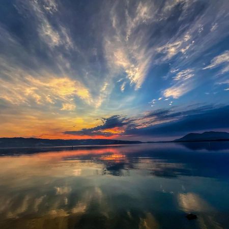 A Lake, A Mountain And The House With The Red Door Clearlake Bagian luar foto