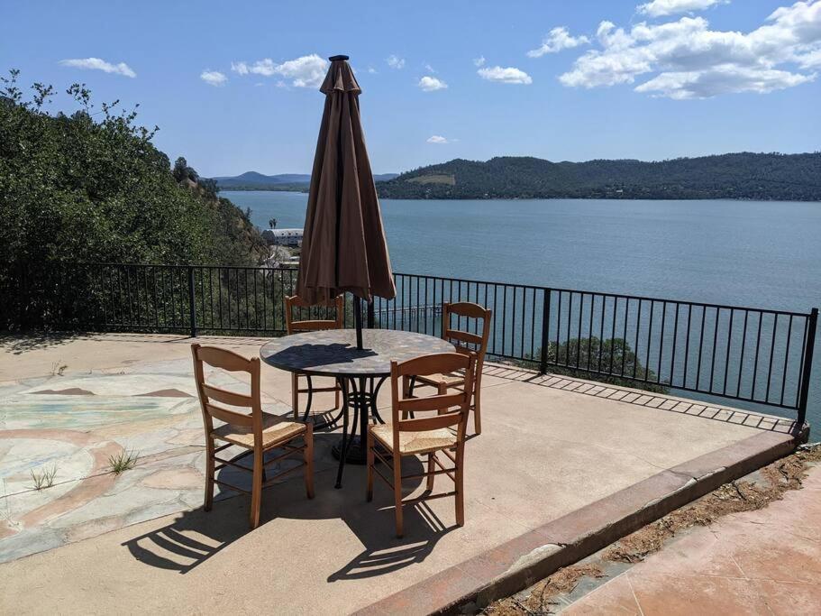A Lake, A Mountain And The House With The Red Door Clearlake Bagian luar foto