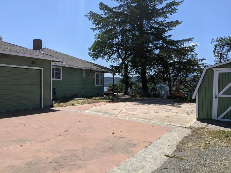 A Lake, A Mountain And The House With The Red Door Clearlake Bagian luar foto