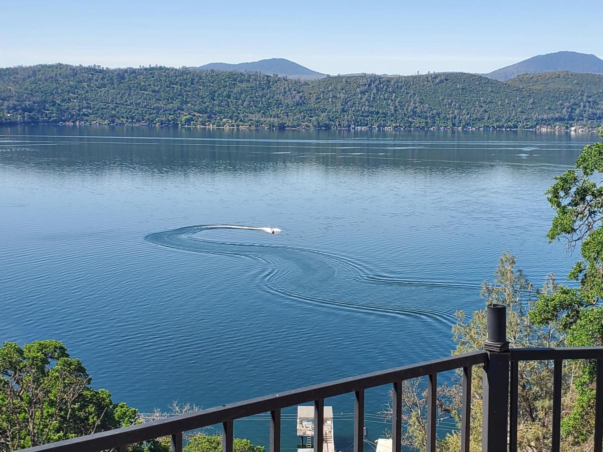 A Lake, A Mountain And The House With The Red Door Clearlake Bagian luar foto